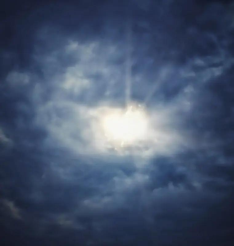 觉醒后，只要你问心无愧，真没有必要去讨好任何人！因为你内在的灵魂，无比