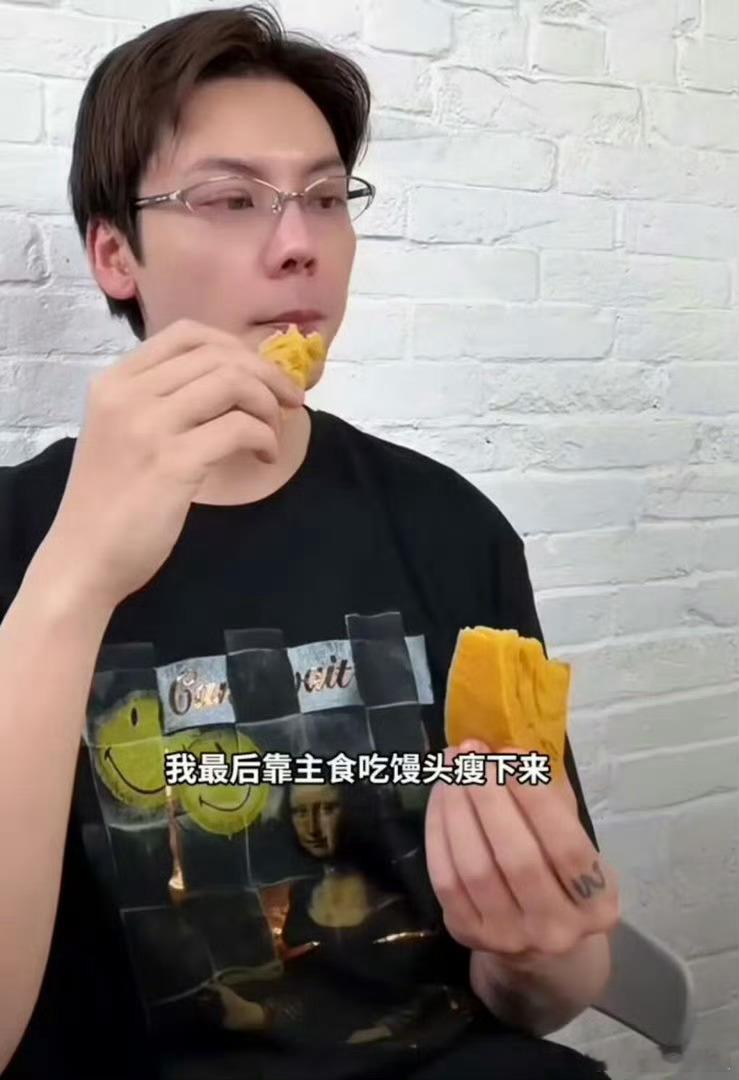 陈伟霆分享吃馒头减重经验演员陈伟霆自曝在拍摄《老九门2》期间，靠吃馒头减重20斤
