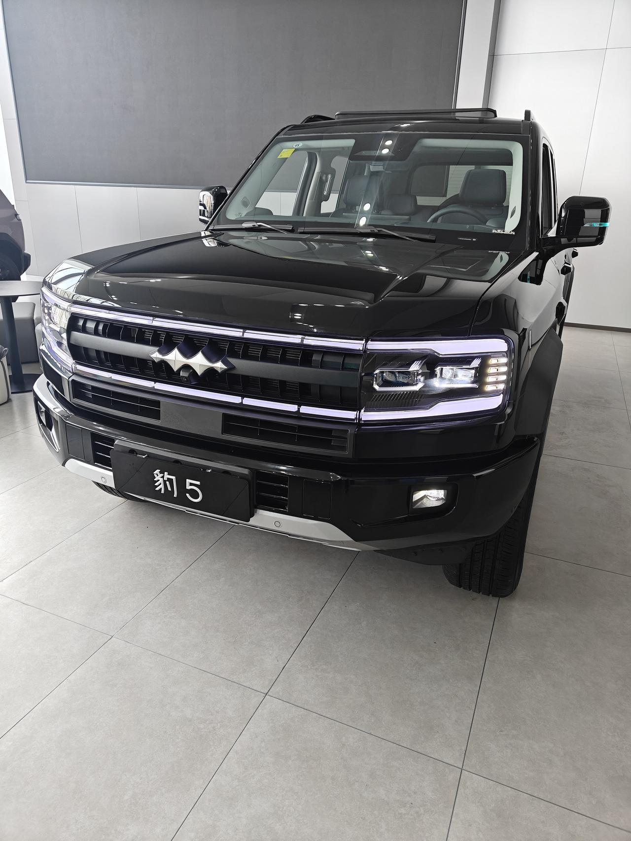 比亚迪发布闪充技术一周之后去了方程豹4s店体验了豹5，因为当时已经11点多了，店