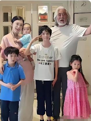 杜星霖算不算是一个很现实的女人？她傍上了一个年纪大却有钱的大导演老公，这辈子她都
