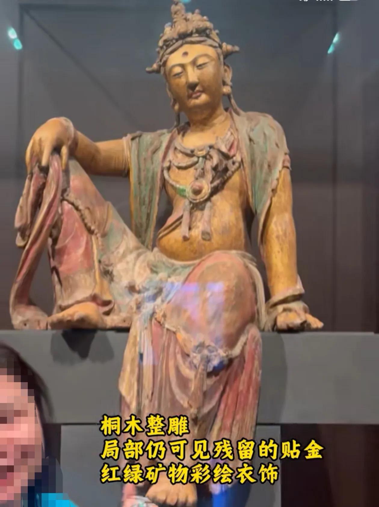 这是一件金代桐木木雕观音菩萨像，是由一整根木头雕刻的，已有九百多年的历史了，属国