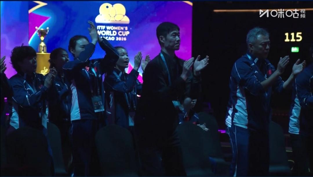 队友们集体起立鼓掌为莎莎加油鼓劲！主教练马琳激动得连外套都脱了，场面太燃了！