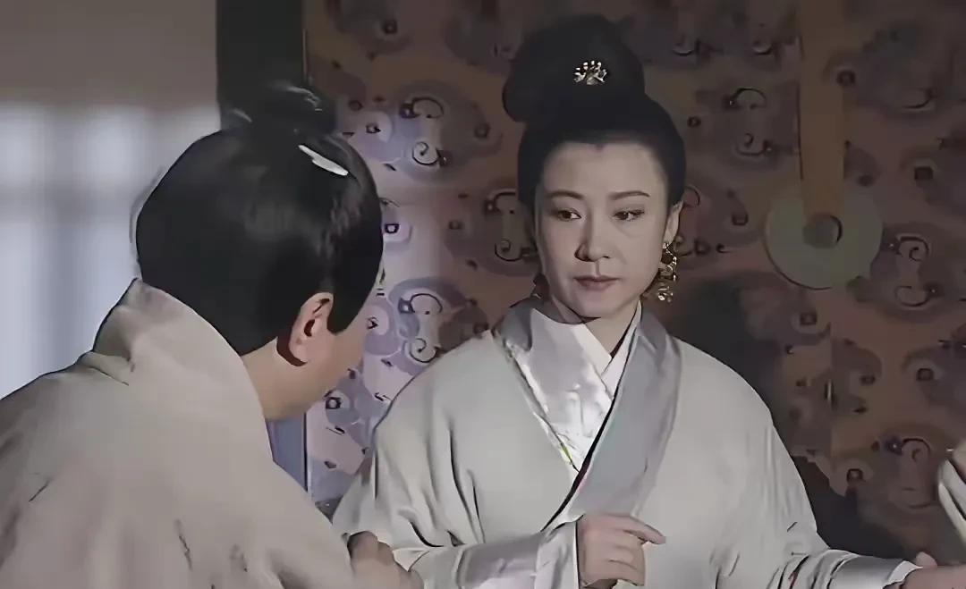 公元前599年，40岁寡居的夏姬正斜躺榻上陪侍陈灵公。陈灵公色眯眯看着她嬉笑道：
