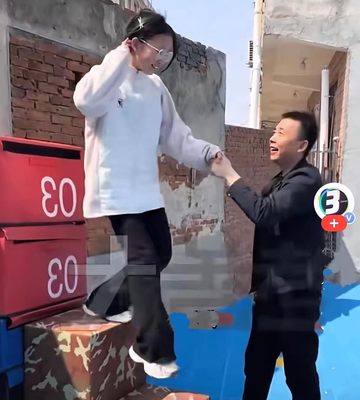 河北这位校长的操作，直接把育人的智慧玩明白了！让女学生站在楼梯阶上喊“你拽我