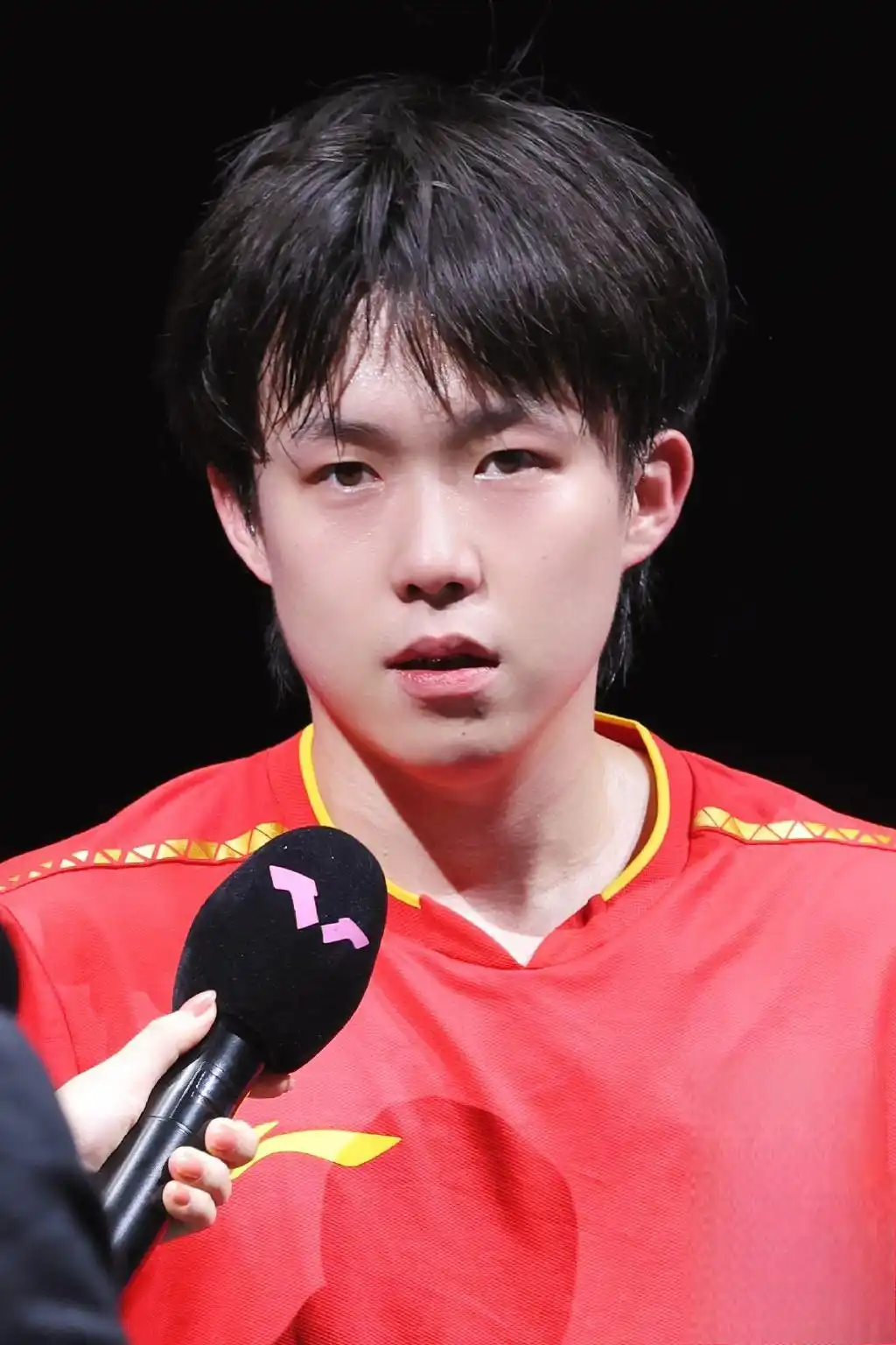 记者问王楚钦：“你觉得孙颖莎私底下是一个怎样的人？”王楚钦说：“跟赛场上反差挺大的。”记者不解：“反