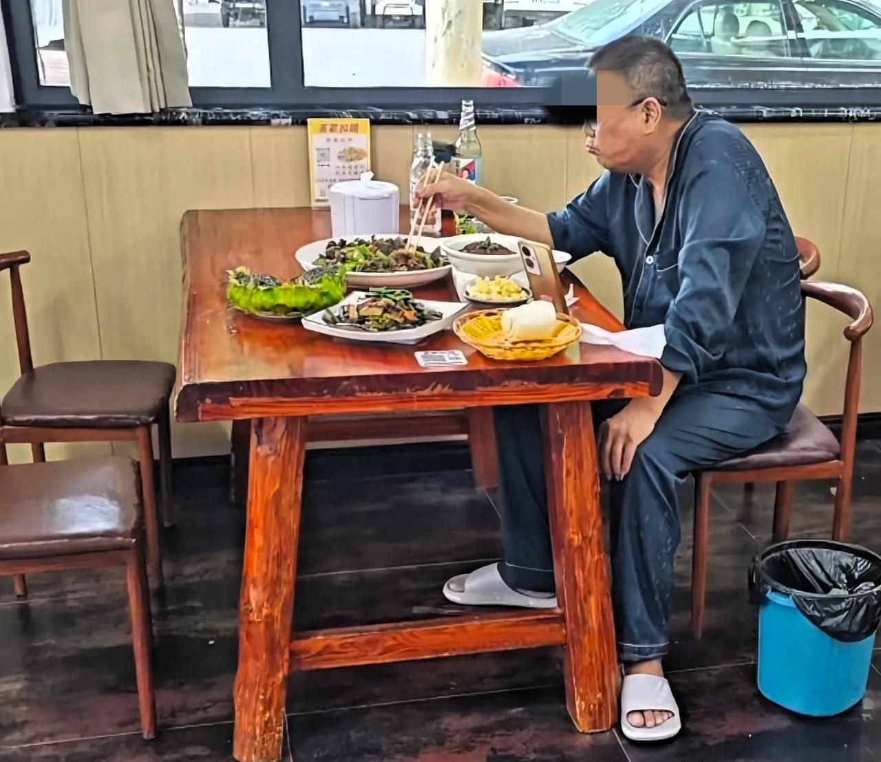 这是我见过最豪横的大爷！一个人点了一份炒鸡，一碗经典扣肉，炒了个豆角杭茄，一碗蒜