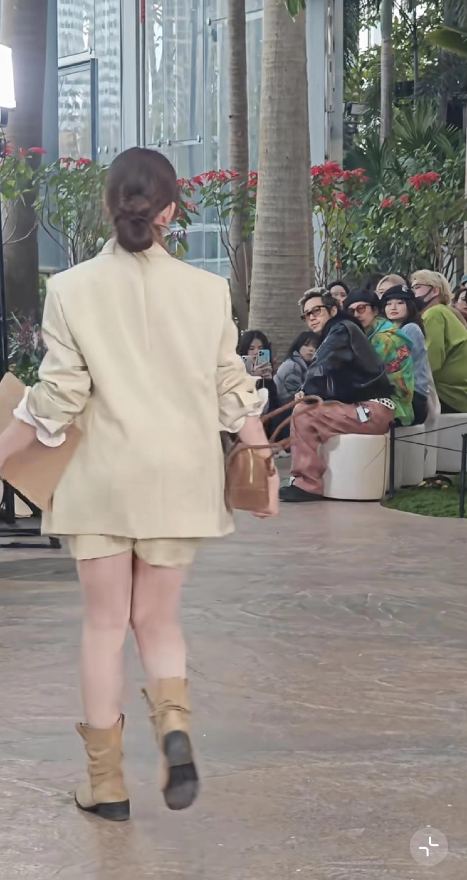 孟羽童上海走秀腿好粗，胖到不忍直视，网友说她有160斤，该减肥了！3月13日