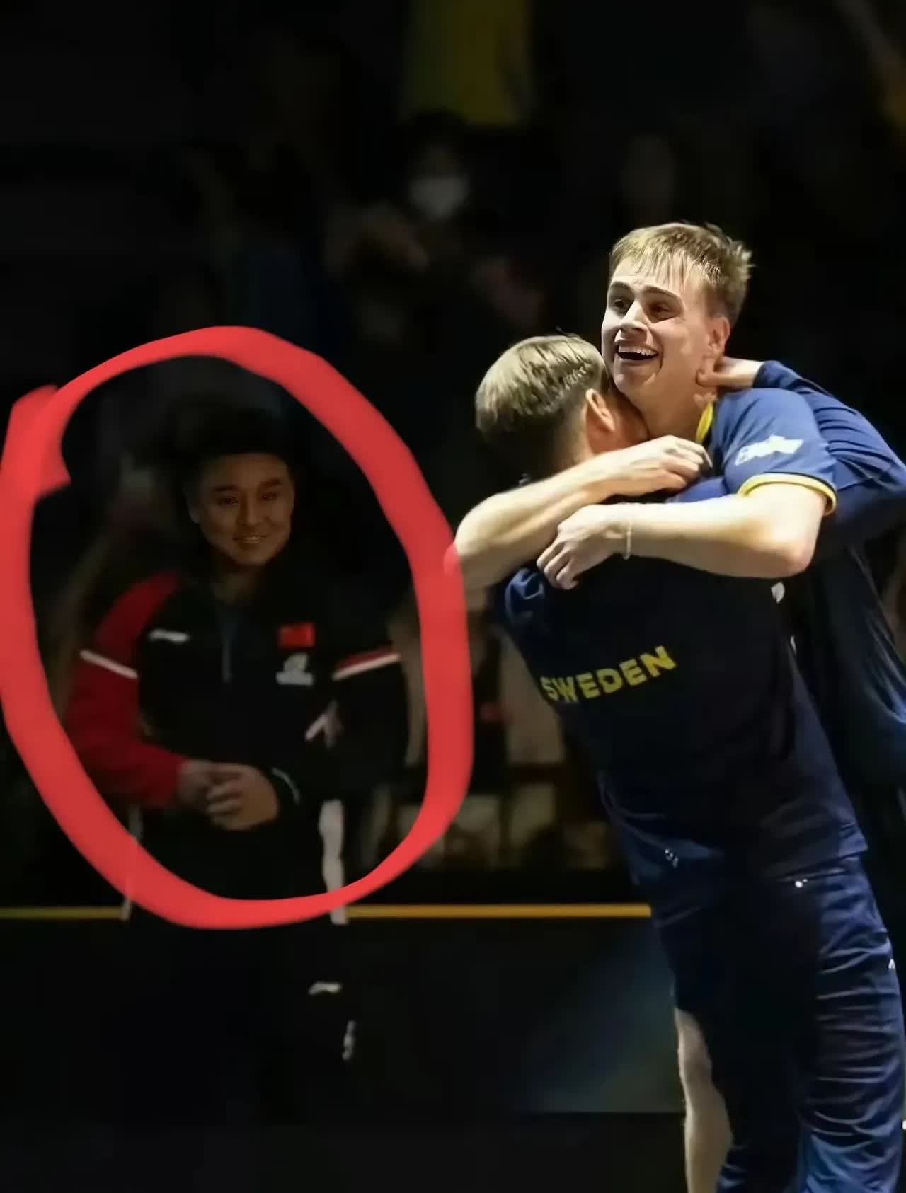 王皓这一笑，藏着太多滋味莫雷加德夺冠后和教练哥哥抱成一团庆祝，旁边王皓