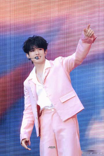 张极紫色衬衫搭腿环的造型太出圈，大胆独特的搭配尽显时尚巧思与敏锐嗅觉，骨子里的创