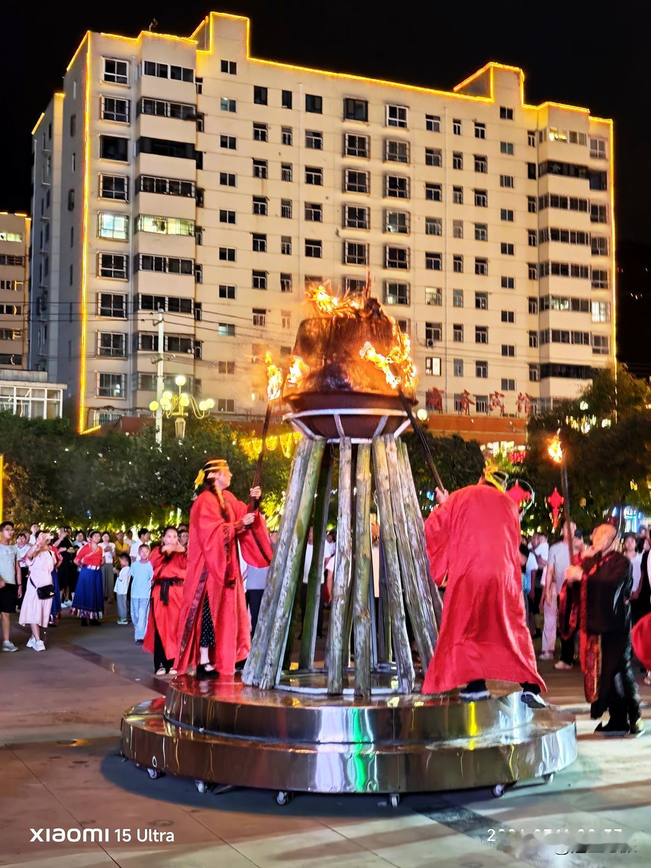 从前总觉得，热闹繁华只属于大城市，当我来到了黄龙这座陕北小城，却颠覆了我的想象，