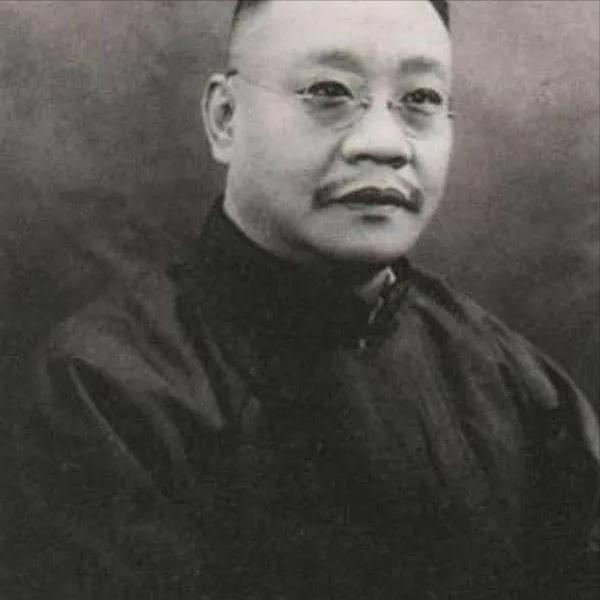 光绪三十年某个中午，谭府正厅一只青瓷碗砸在地上，碎得脆响。摔碗的女人姓李，站着伺