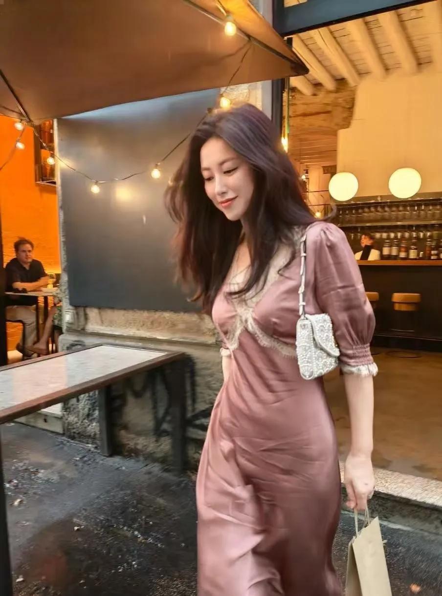 谁懂啊！朱珠这裙子是“约会斩男天花板”！缎面粉裙+小挎包，温柔又高级，随便