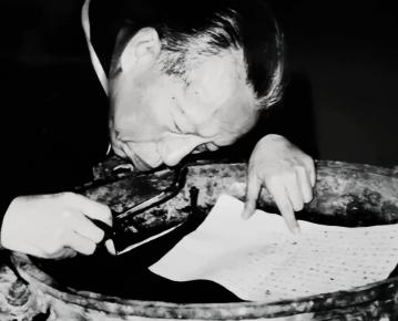 1975年，一顶铜樽正要被送往日本展览，装箱前，专家马承源出于热爱，伸手在内部摸