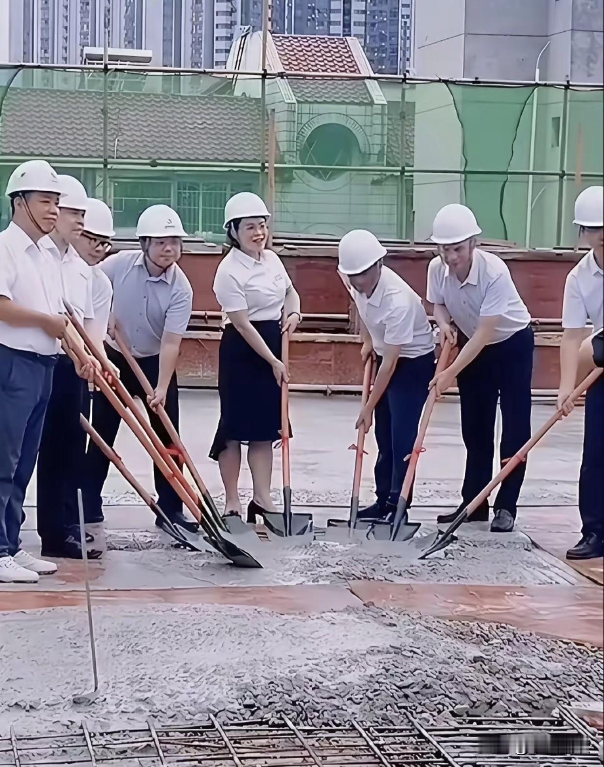 哈哈，我说你们这些人，摆拍的水平也太low了吧，想摆拍造势那是绝对不能盯着镜头看