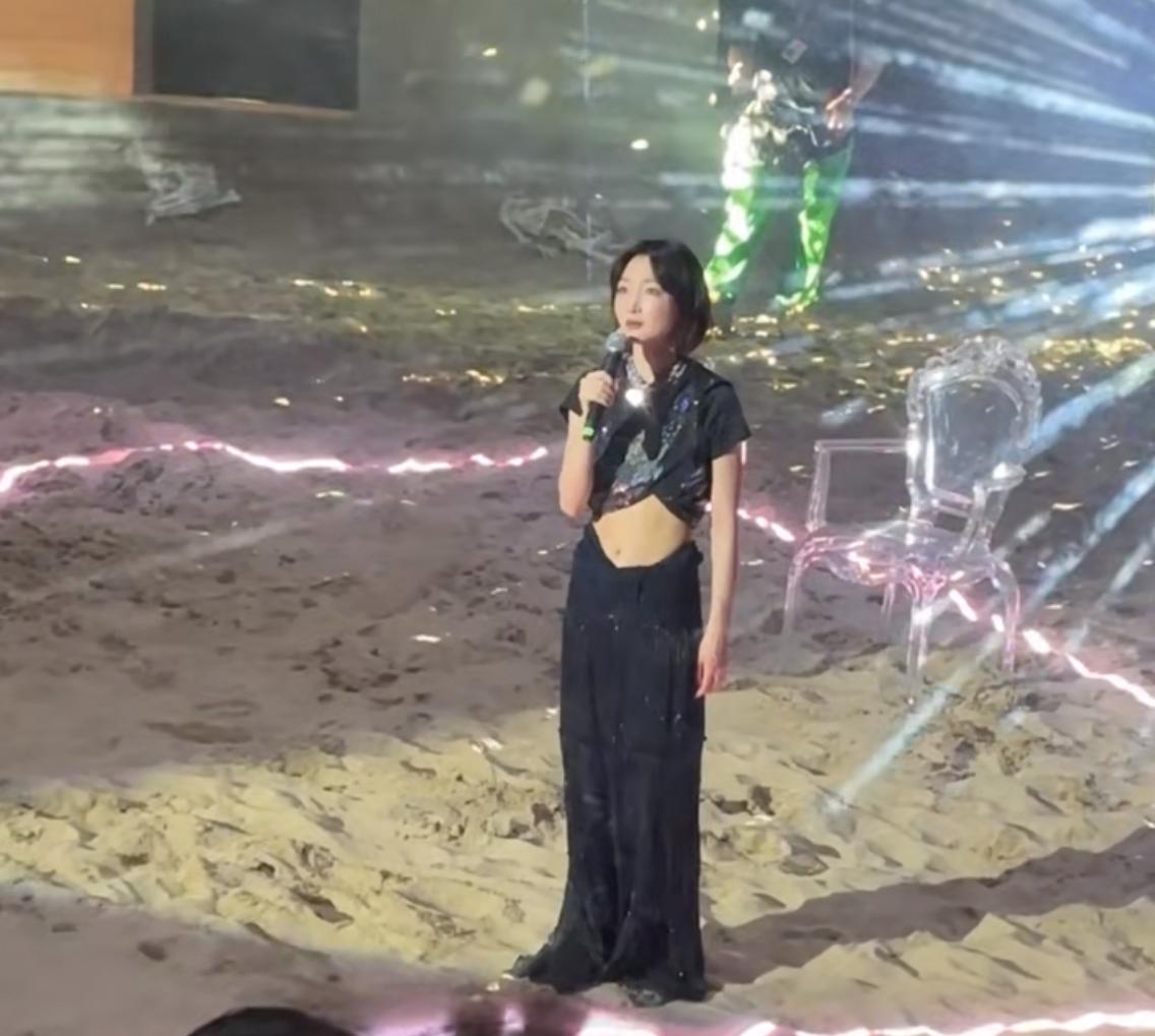果然互联网都是有记忆的，周冬雨在表演话剧时，全程眼睛上瞟看提词板被新账旧账一