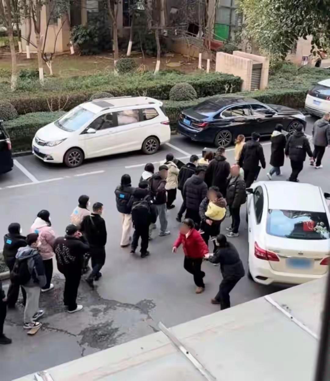 武汉“律所”突遭清查，背后隐藏着怎样的猫腻？近日，武汉光谷软件园发生的一起执