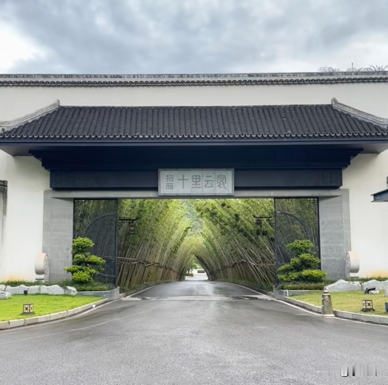 只有这样的小区大门才配要高房价