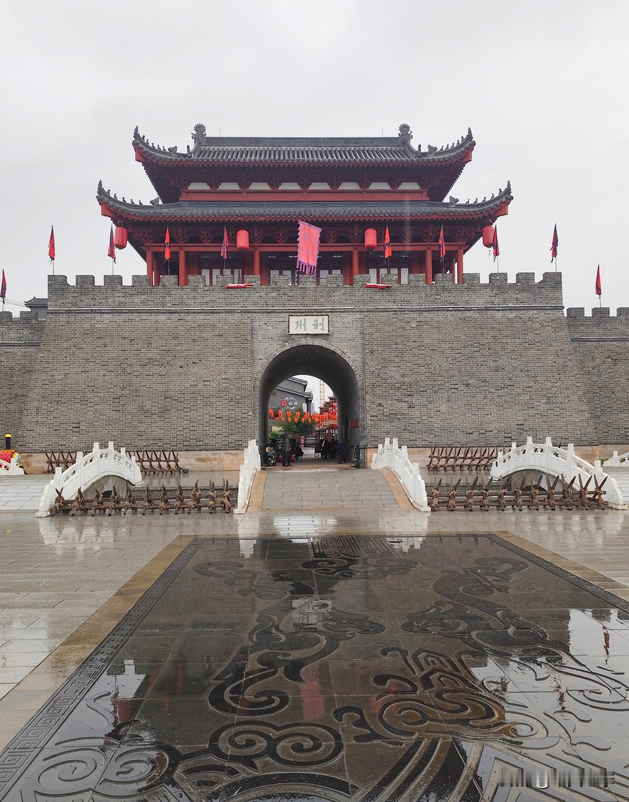 浅说喀左县，雨中随拍利州古城。喀左，全称喀喇沁左翼蒙古族自治县（县政府所在地大