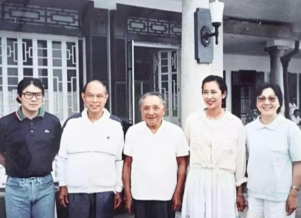哇，罕见的一张合影：邓公和香港霍家一家的合影！那时，霍震霆还很年轻，和貌美如花的