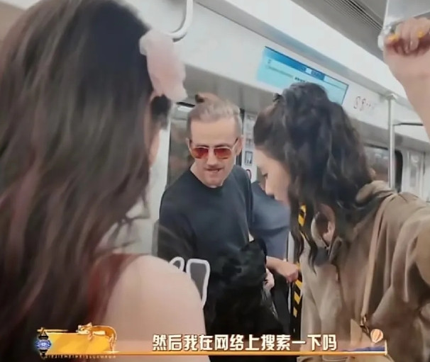 戚薇等人去土耳其录节目被当地人询问名字，看能不能在网上搜到，戚薇报上大名后发现查