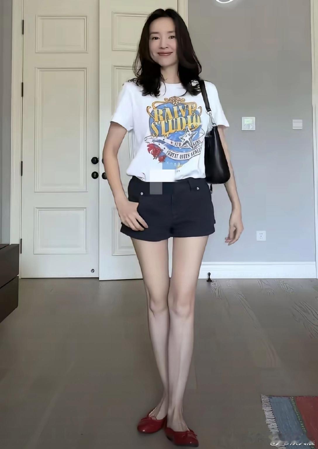 董洁的双腿纤细修长，线条看着格外好看。
