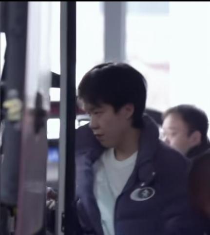 3月16日，孙颖莎、王楚钦结束重庆冠军赛，一早随国乒大部队奔赴成都开启封闭集训。