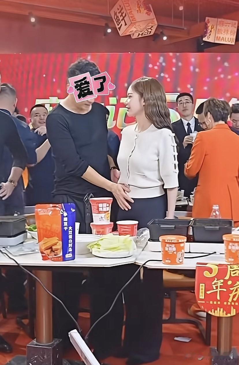 马筱梅真是不娇气，肚子都这么大了还去参加公司五周年庆，怪不得老公在两个人说话间，