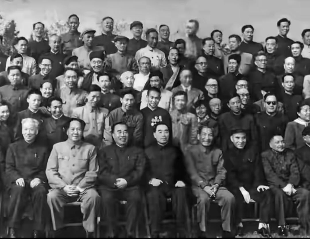 你最喜欢的老照片是哪一张十分罕见的一张老照片，七大常委全部参会！