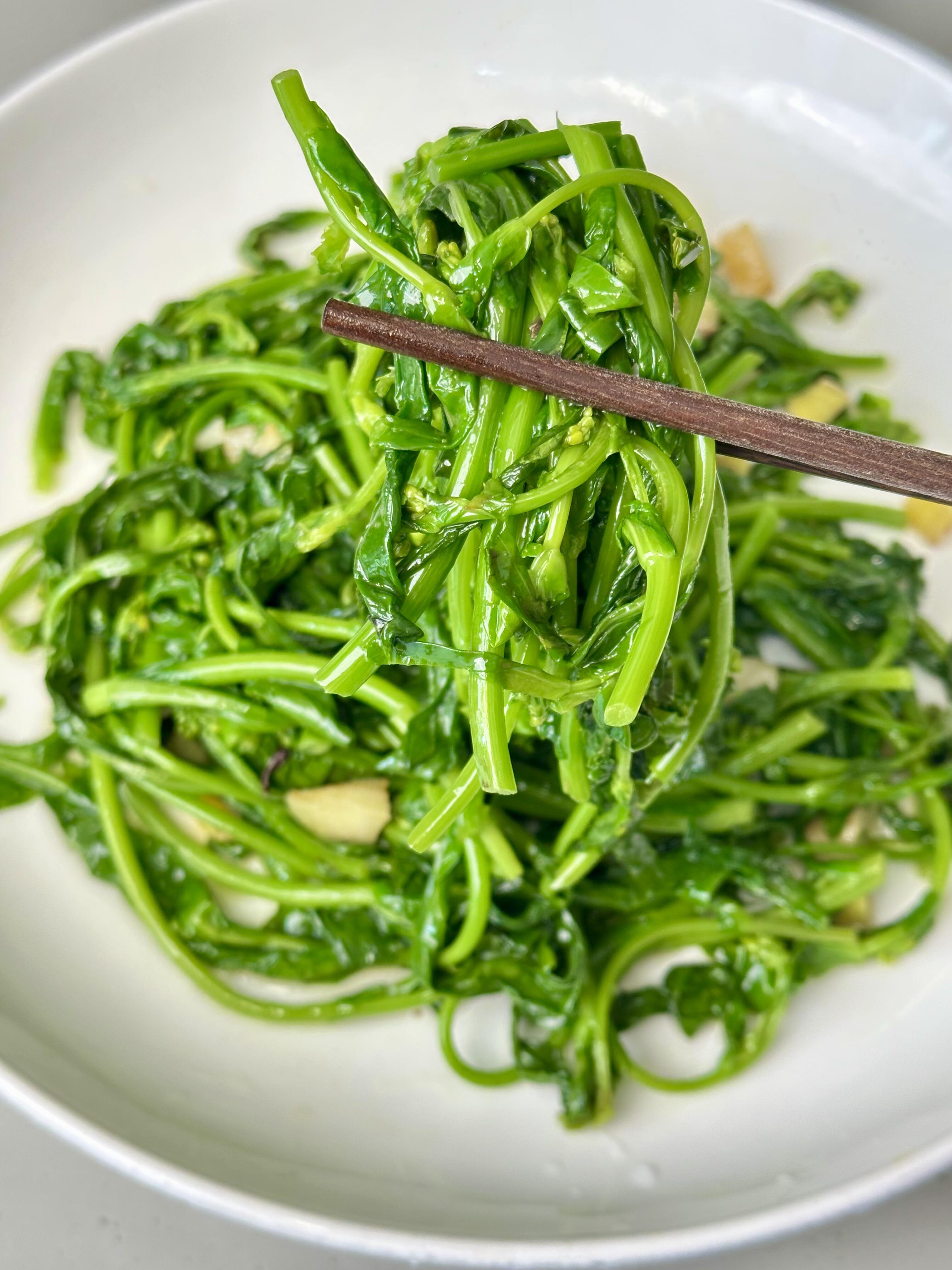 清炒油菜心｜这样做出来清甜脆嫩不出水节假日家庭团聚来上一份脆嫩爽口的清炒菜心，