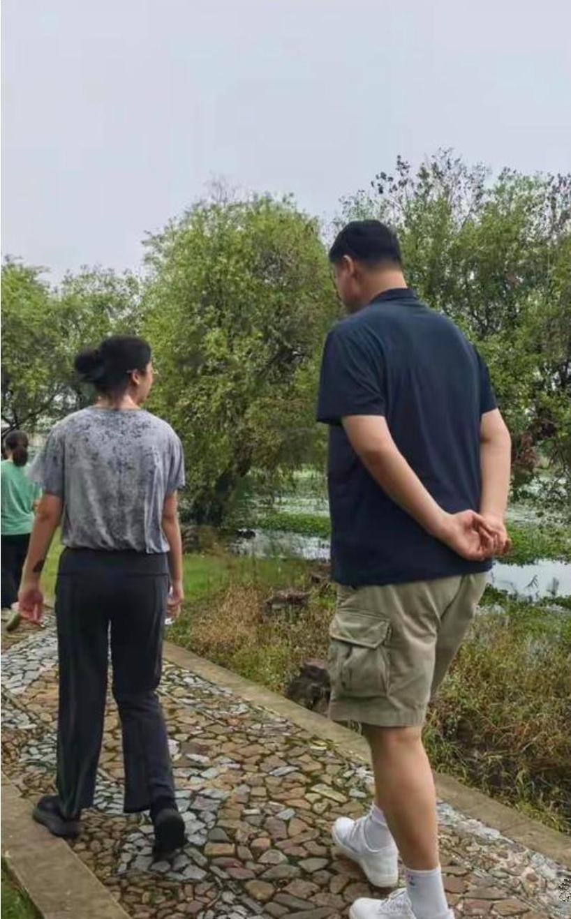 姚明：刚才翻译的时候，那个关于乡村体育设施的英文表述，你处理得比我还地道。姚沁