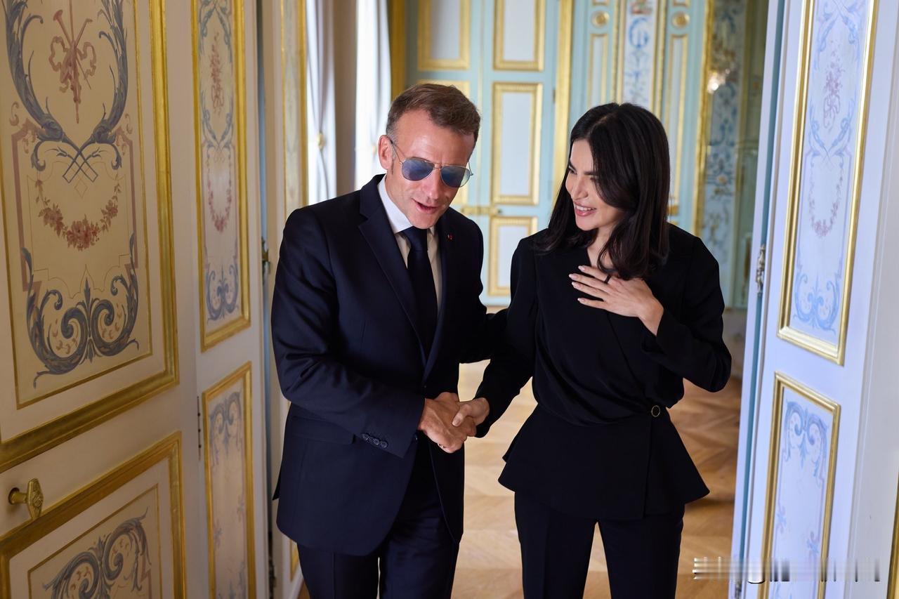 马克龙真高兴，见美女戴墨镜。法国总统马克龙热情迎接乌兹别克斯坦总统办公厅主任米尔