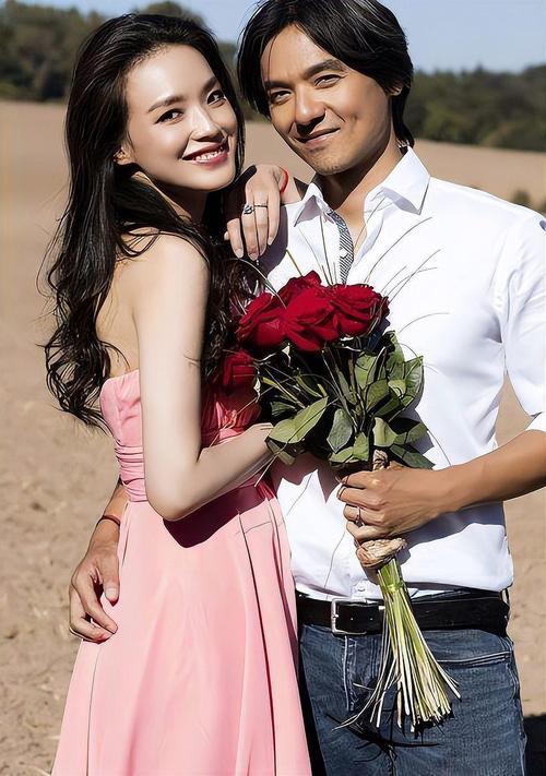 面对冯德伦“奖杯多到没处放”的调侃，舒淇俏皮回应：“是他的东西太多，让我这么少的