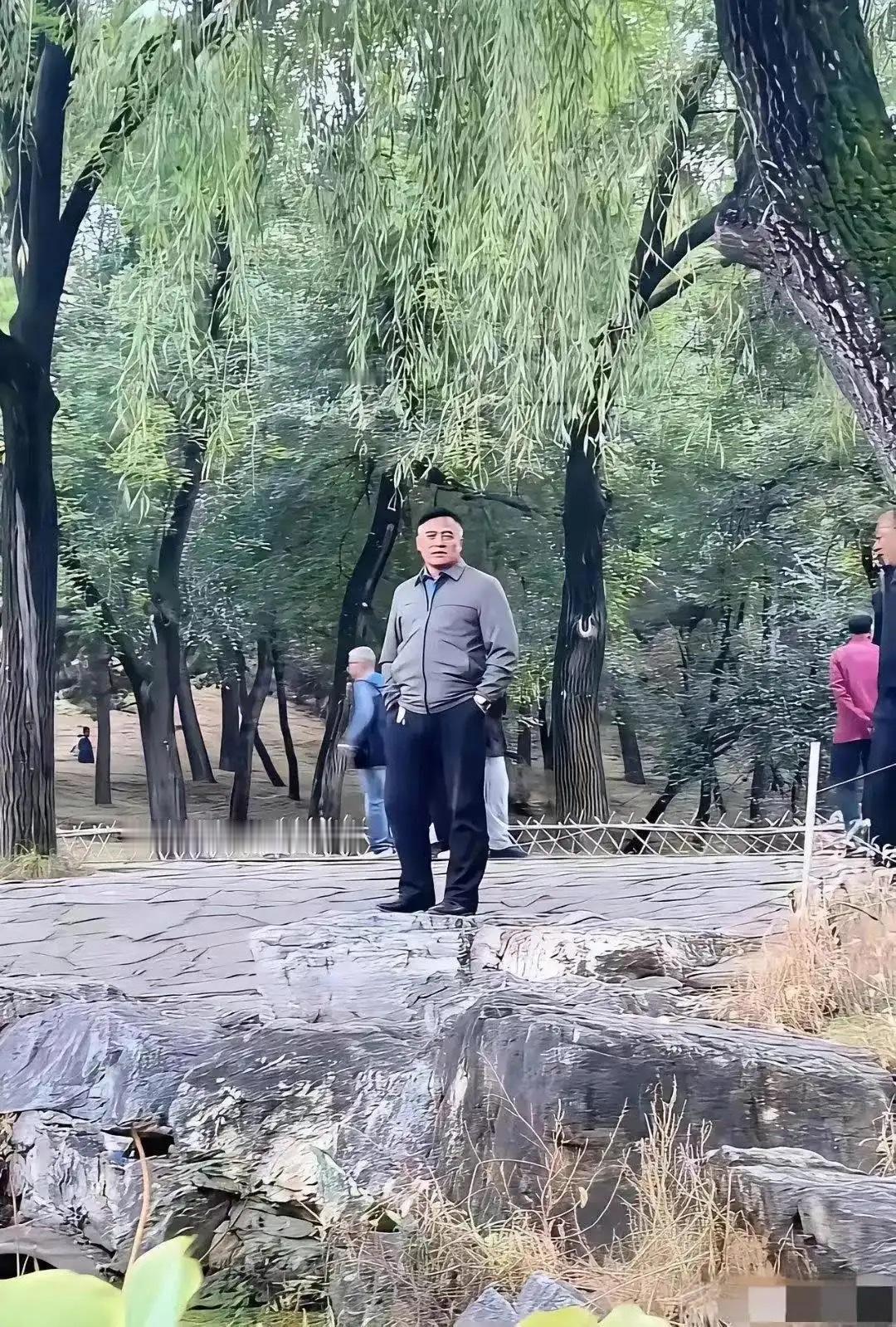 公园里碰到的，总觉得像某个演员，想不起名字了！