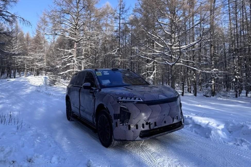 蔚来ES9冬测谍照。两张内饰照片能看到「大尺寸HUD」和「流媒体后视镜」，客观