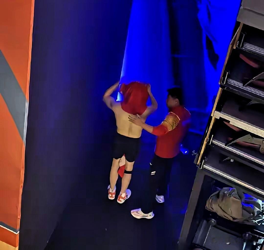 我去！虎背熊腰说的就是王楚钦吧！穿着衣服看不出来，就感觉大头腿又细又直！