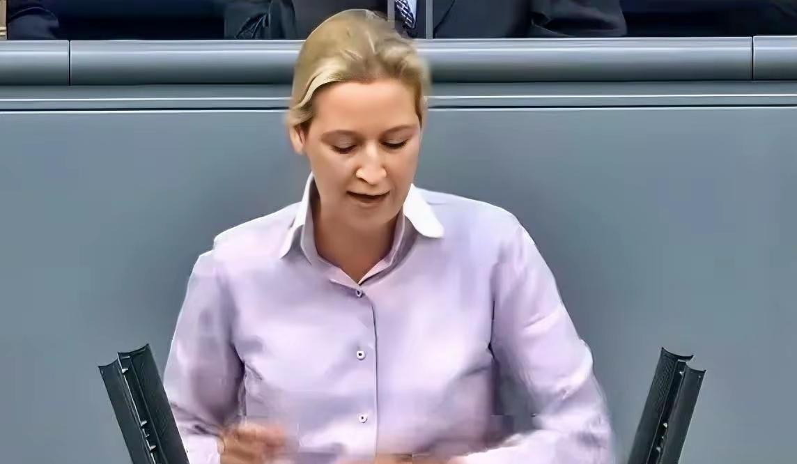 ​德国选择党的领导人魏德尔，这时候已经做好了一切准备，或许她已经做好迎接总理的准