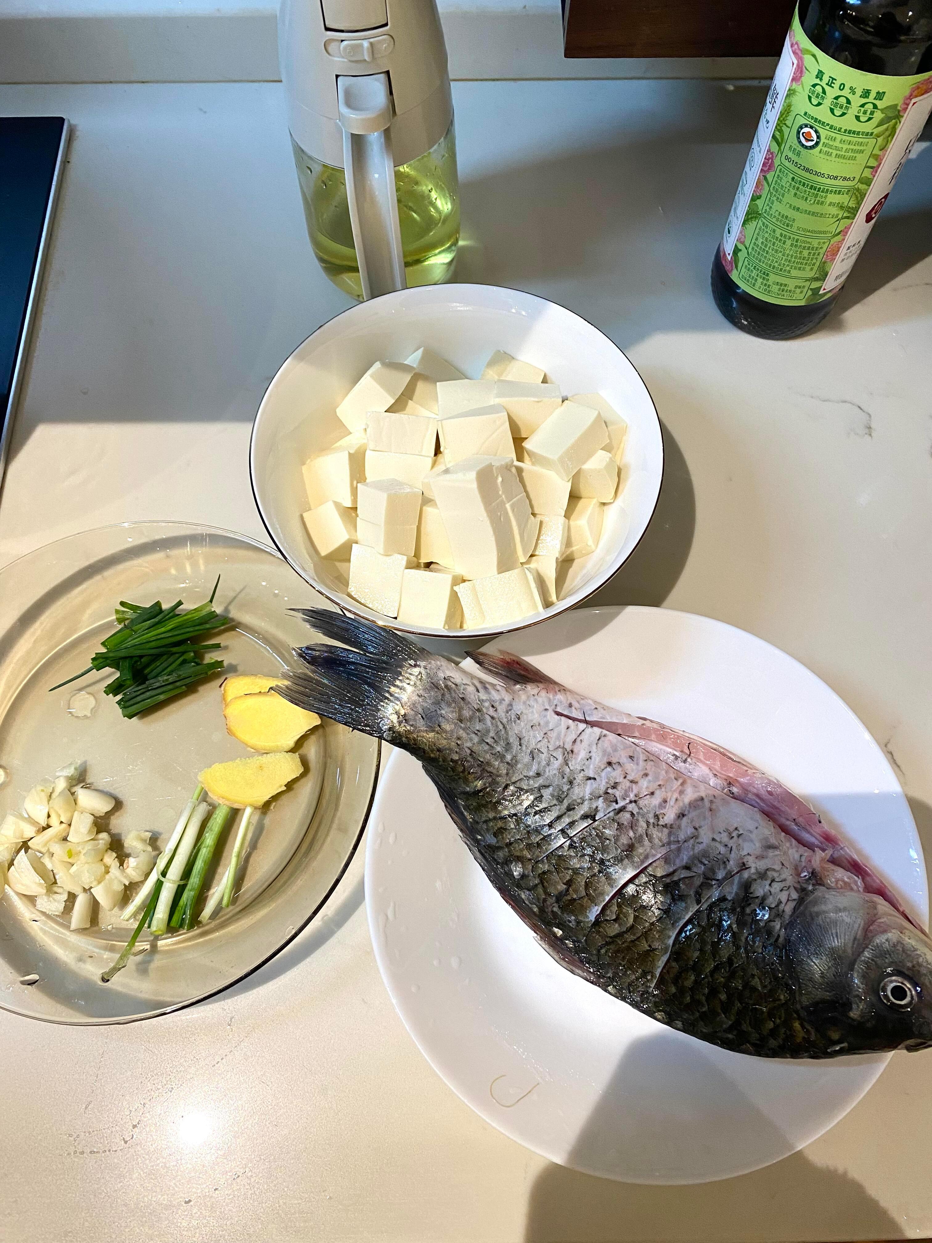 今日菜系鲫鱼豆腐汤，自己做饭除了麻烦点，时间是过的真快。
