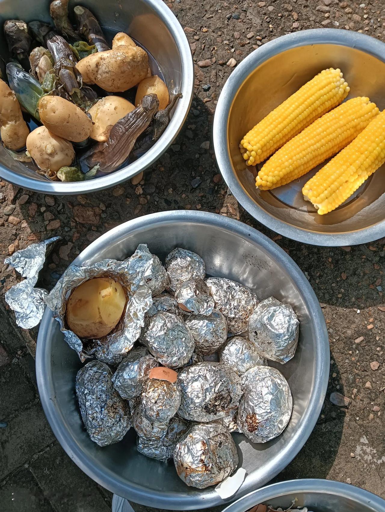 一天奔波于吃饭之间，晚上回来好累啊！原来吃也是一种负担。上午，母亲那边的亲戚家