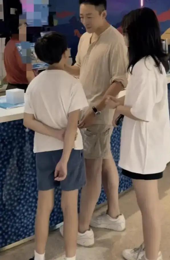 我力挺小菲！小菲善良可是出了名的，做了诸多善事，对家庭也极为负责，他疼爱妻子、呵