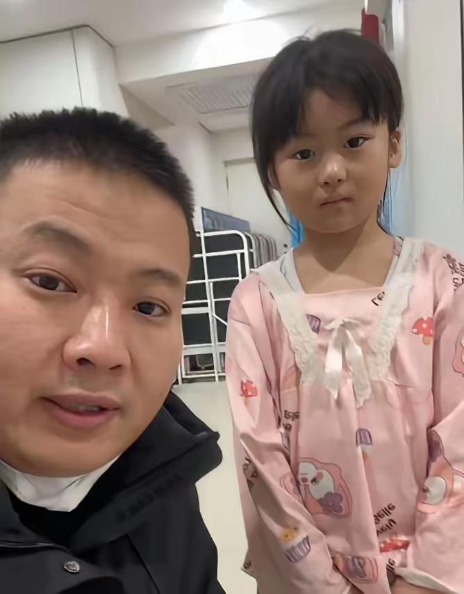 近日，黑龙江哈尔滨的一间病房里，一幕让人心疼的画面，揪紧了无数人的心。王大