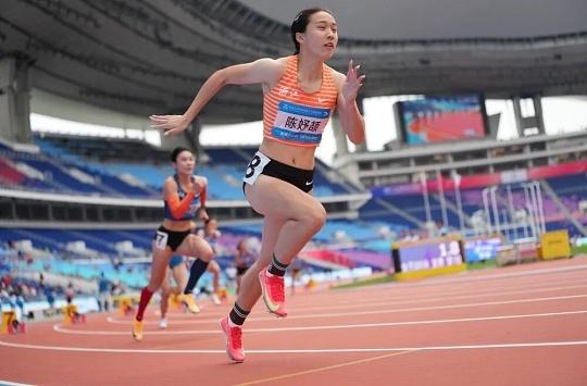 2026中国田径女子100成绩大爆发!随着葛曼棋、梁小静慢慢老去，成绩出现大幅