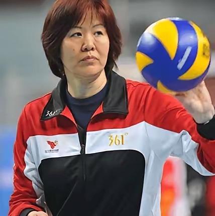 实话实说，中国女排教练，赵勇怎么能和郎平比。一个联赛都打不好，一个是国际著名教练