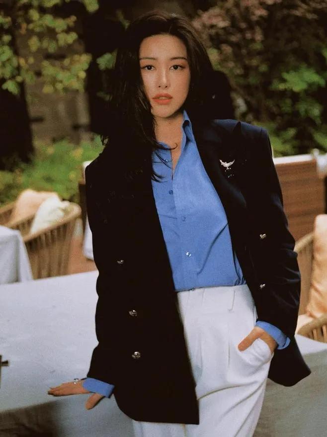 41岁朱珠这穿搭，直接把“高级感”焊在身上！💥藏蓝西装+蓝衬衫+小白裤，