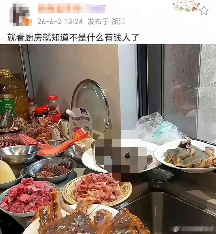 老天呐，普通家庭可不敢这样吃饭！[捂脸哭][捂脸哭]