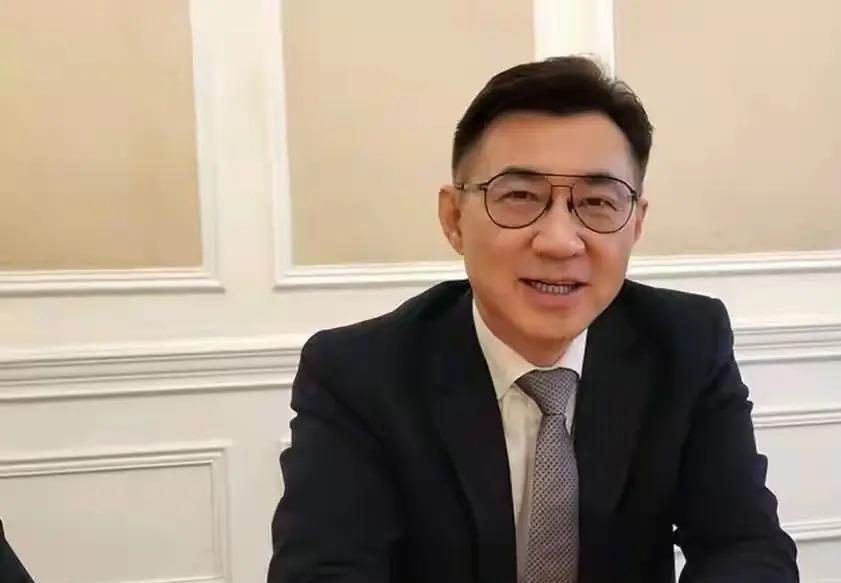 5月15日，蓝白联手53比39硬把立法院本会期延到了8月31日。当时民众党团的理