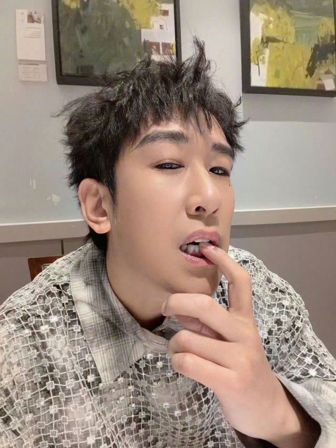 黄子韬扛不住于洋的美于洋的反差自拍是有点“杀伤力”在的！连黄子韬都忍不住发文表