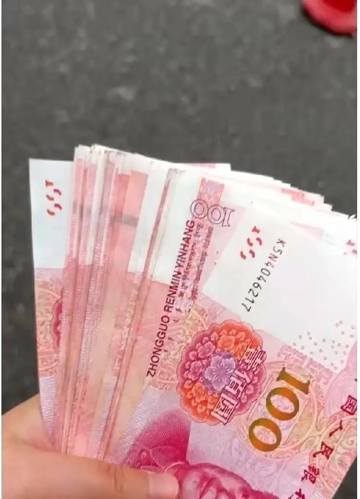 母亲年底给儿子打8万秒收，给女儿1万被退。儿子在做金融，女儿在做设计。8