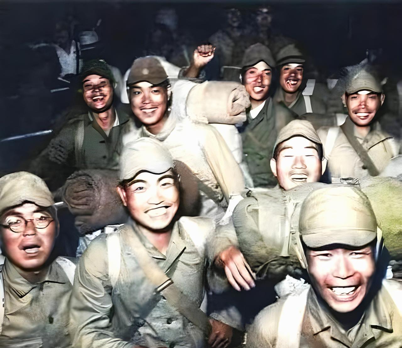 这是1945年10月的苏州河边，一群穿着黄色军装，手中不带任何武器的日军兵，三五