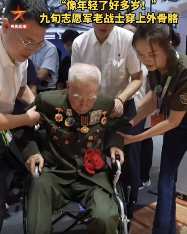 2026世界机器人大会上最动人的一幕，不是哪款人形机器人，而是一位94岁的老人。