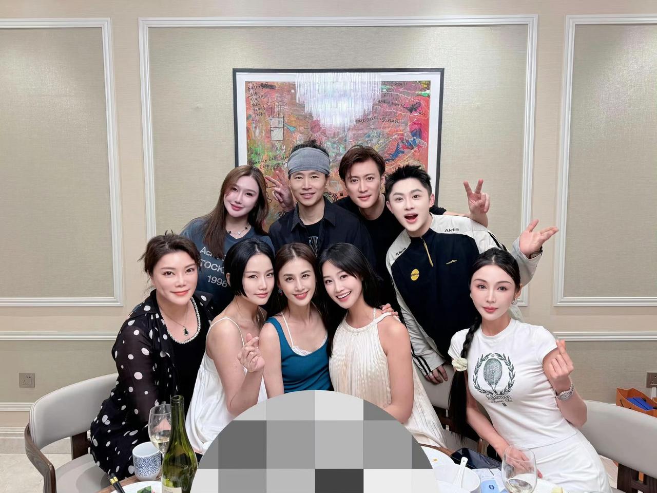 原来黄龄、蓝盈莹脸也这么小啊！黄圣依邀请浪姐好姐妹黄龄蓝盈莹一起参加她在上海家